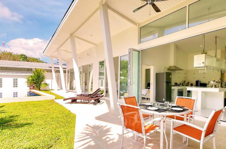 Domaine privé de 5 villas à vendre près de la marina d'Ao Po, Phuket