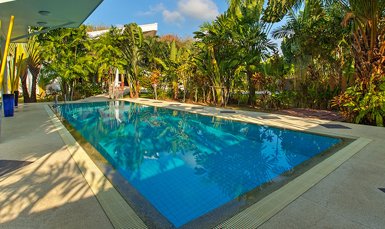 Domaine privé de 5 villas à vendre près de la marina d'Ao Po, Phuket