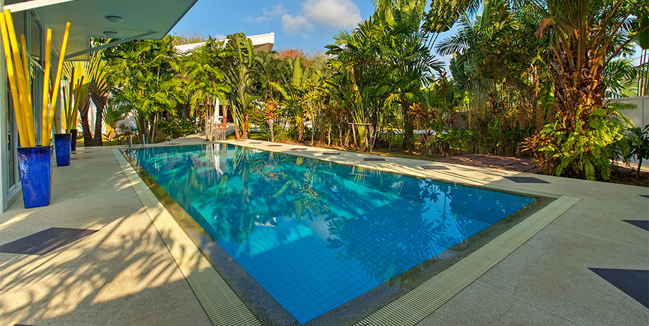 Domaine privé de 5 villas à vendre près de la marina d'Ao Po, Phuket
