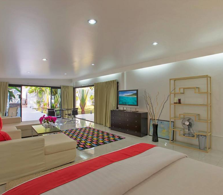 Domaine privé de 5 villas à vendre près de la marina d'Ao Po, Phuket