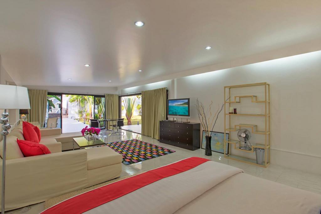 Domaine privé de 5 villas à vendre près de la marina d'Ao Po, Phuket