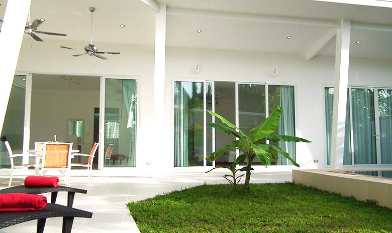 Domaine privé de 5 villas à vendre près de la marina d'Ao Po, Phuket