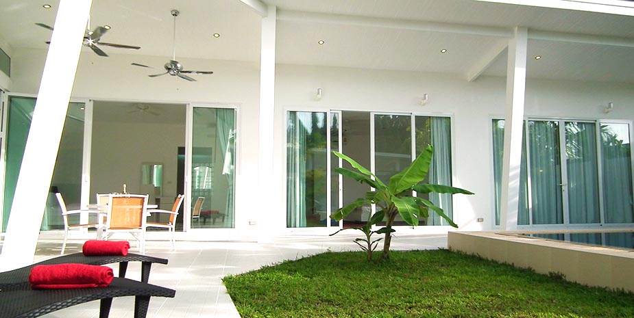 Domaine privé de 5 villas à vendre près de la marina d'Ao Po, Phuket