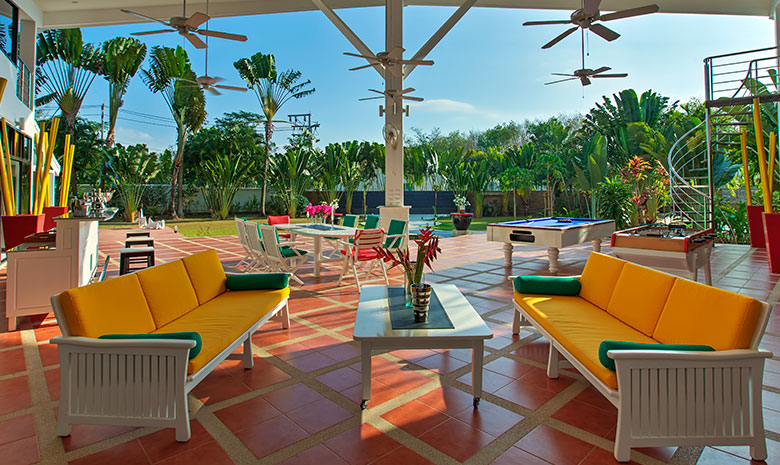 Domaine privé de 5 villas à vendre près de la marina d'Ao Po, Phuket