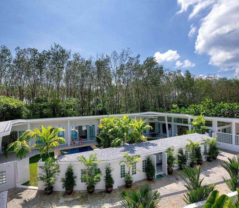 Domaine privé de 5 villas à vendre près de la marina d'Ao Po, Phuket