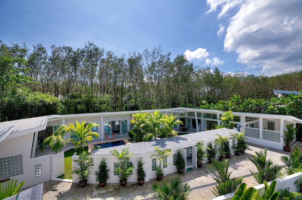 Domaine privé de 5 villas à vendre près de la marina d'Ao Po, Phuket