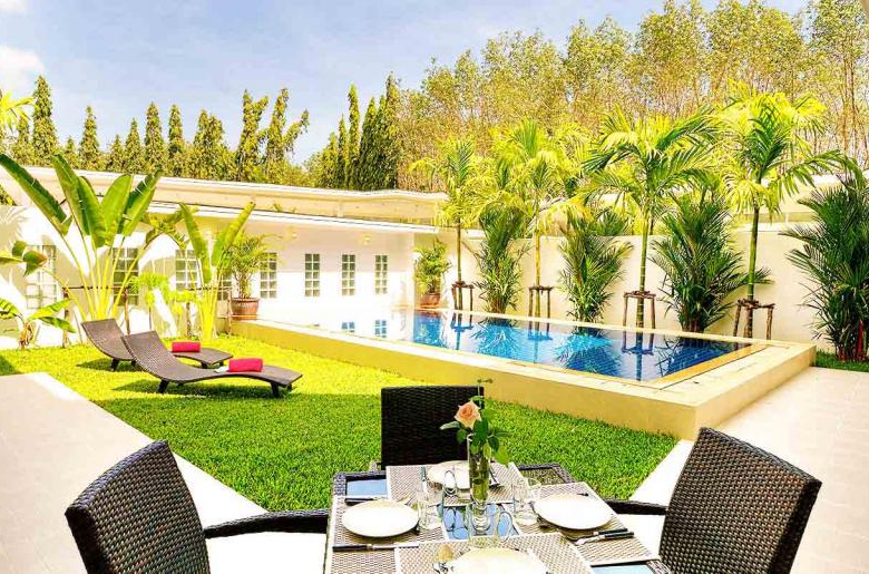 Domaine privé de 5 villas à vendre près de la marina d'Ao Po, Phuket