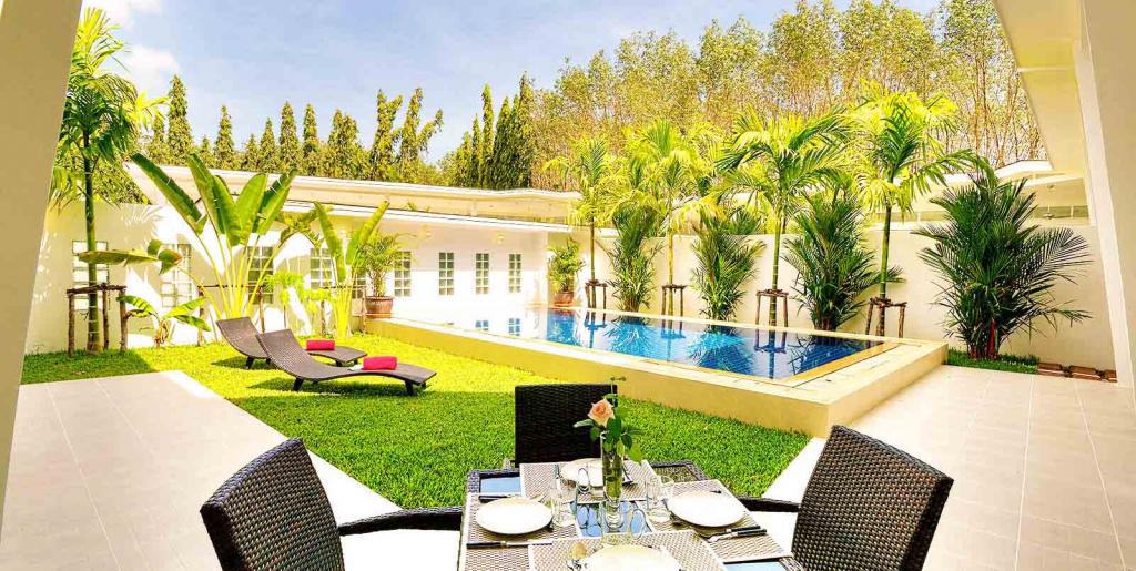 Domaine privé de 5 villas à vendre près de la marina d'Ao Po, Phuket