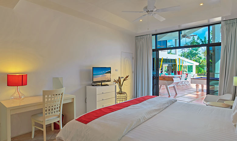Domaine privé de 5 villas à vendre près de la marina d'Ao Po, Phuket