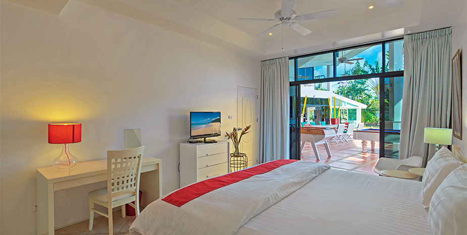 Domaine privé de 5 villas à vendre près de la marina d'Ao Po, Phuket