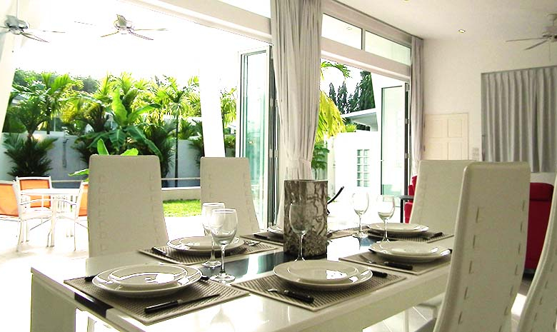 Domaine privé de 5 villas à vendre près de la marina d'Ao Po, Phuket