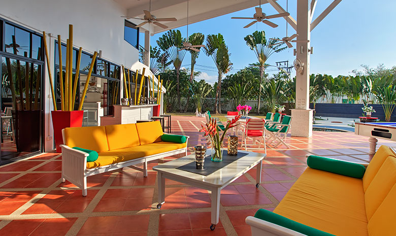Domaine privé de 5 villas à vendre près de la marina d'Ao Po, Phuket