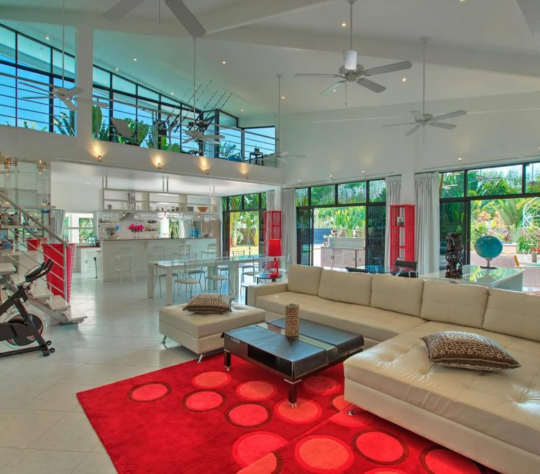 Domaine privé de 5 villas à vendre près de la marina d'Ao Po, Phuket