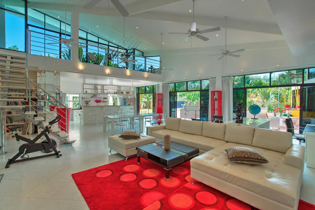 Domaine privé de 5 villas à vendre près de la marina d'Ao Po, Phuket