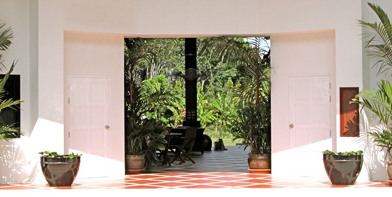 Domaine privé de 5 villas à vendre près de la marina d'Ao Po, Phuket