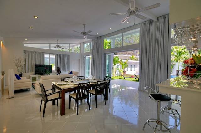 Domaine privé de 5 villas à vendre près de la marina d'Ao Po, Phuket