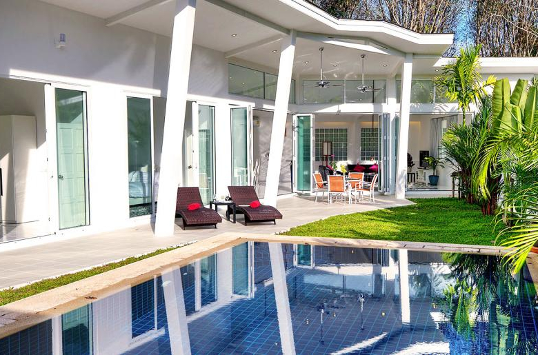Domaine privé de 5 villas à vendre près de la marina d'Ao Po, Phuket
