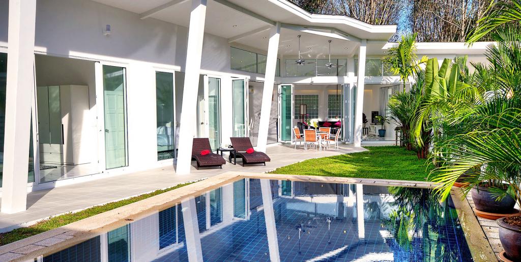 Domaine privé de 5 villas à vendre près de la marina d'Ao Po, Phuket