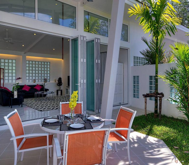 Domaine privé de 5 villas à vendre près de la marina d'Ao Po, Phuket