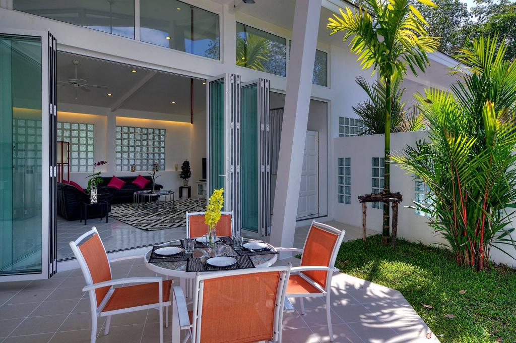 Domaine privé de 5 villas à vendre près de la marina d'Ao Po, Phuket