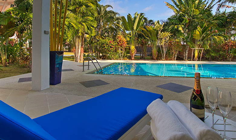 Domaine privé de 5 villas à vendre près de la marina d'Ao Po, Phuket