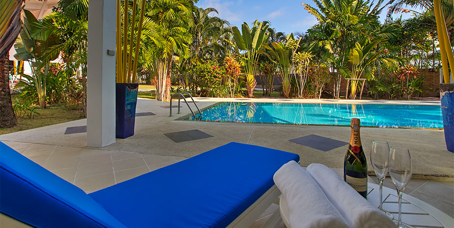 Domaine privé de 5 villas à vendre près de la marina d'Ao Po, Phuket