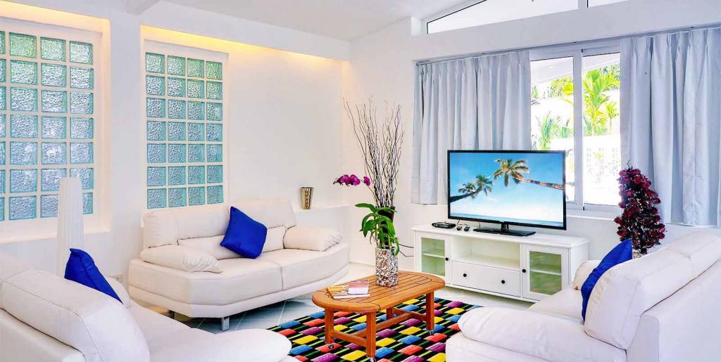 Domaine privé de 5 villas à vendre près de la marina d'Ao Po, Phuket