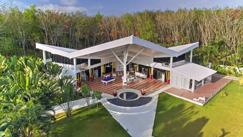 Domaine privé de 5 villas à vendre près de la marina d'Ao Po, Phuket