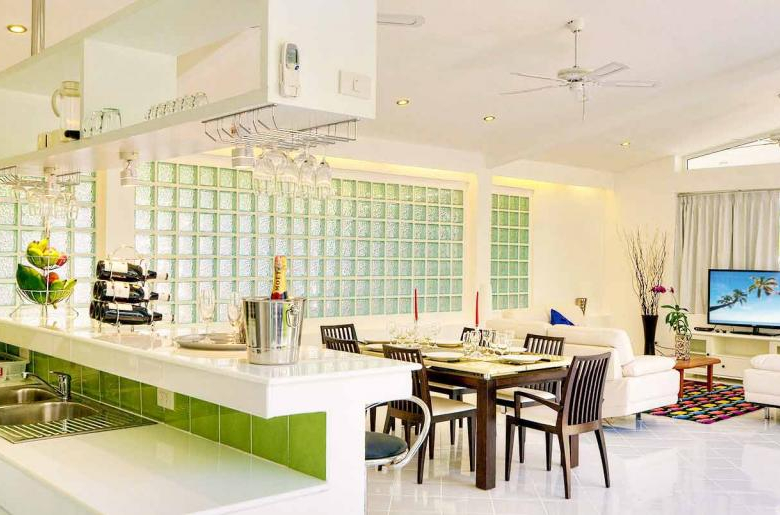 Domaine privé de 5 villas à vendre près de la marina d'Ao Po, Phuket
