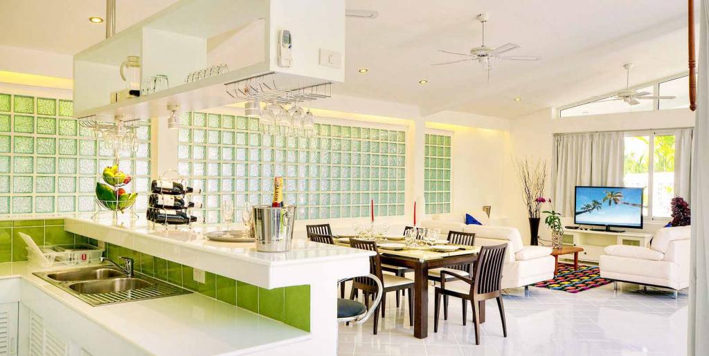 Domaine privé de 5 villas à vendre près de la marina d'Ao Po, Phuket