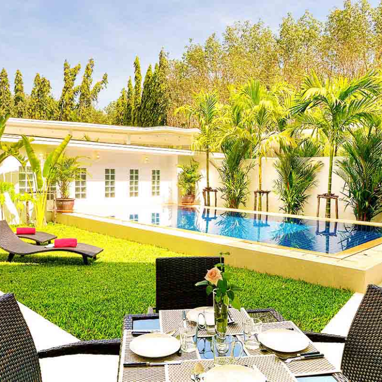 Domaine privé de 5 villas à vendre près de la marina d'Ao Po, Phuket