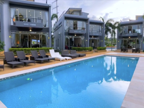 Complexe hôtelier à vendre à Paklok, Phuket, comprenant 5 villas.