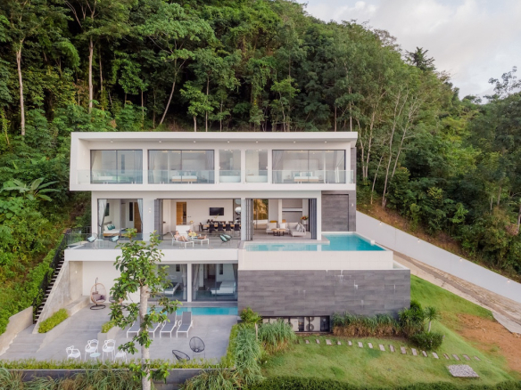 Villa à vendre à Yamu Hills, Phuket, avec vue panoramique sur la mer et piscine privée.