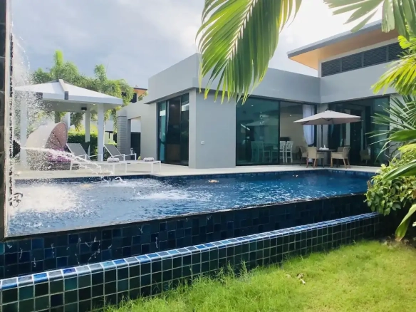 Villa avec piscine à vendre à Nai Harn au Baan Bua Estate, Phuket