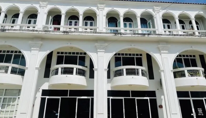 Maison de ville commerciale à louer à Koh Kaew, Phuket