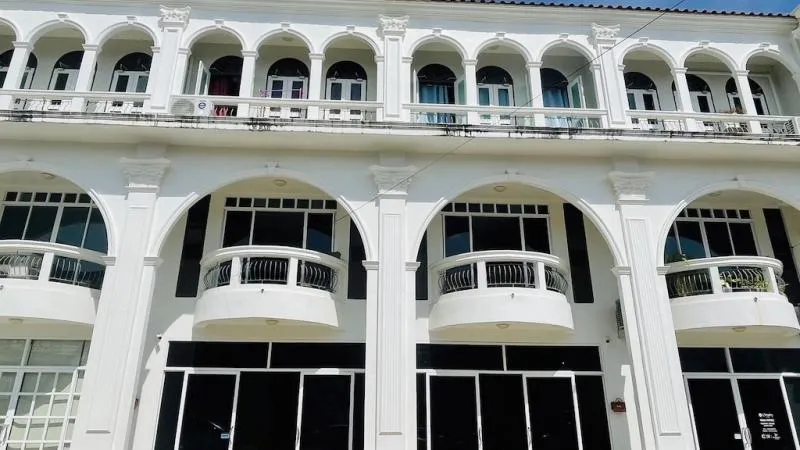 Maison de ville commerciale à louer à Koh Kaew, Phuket