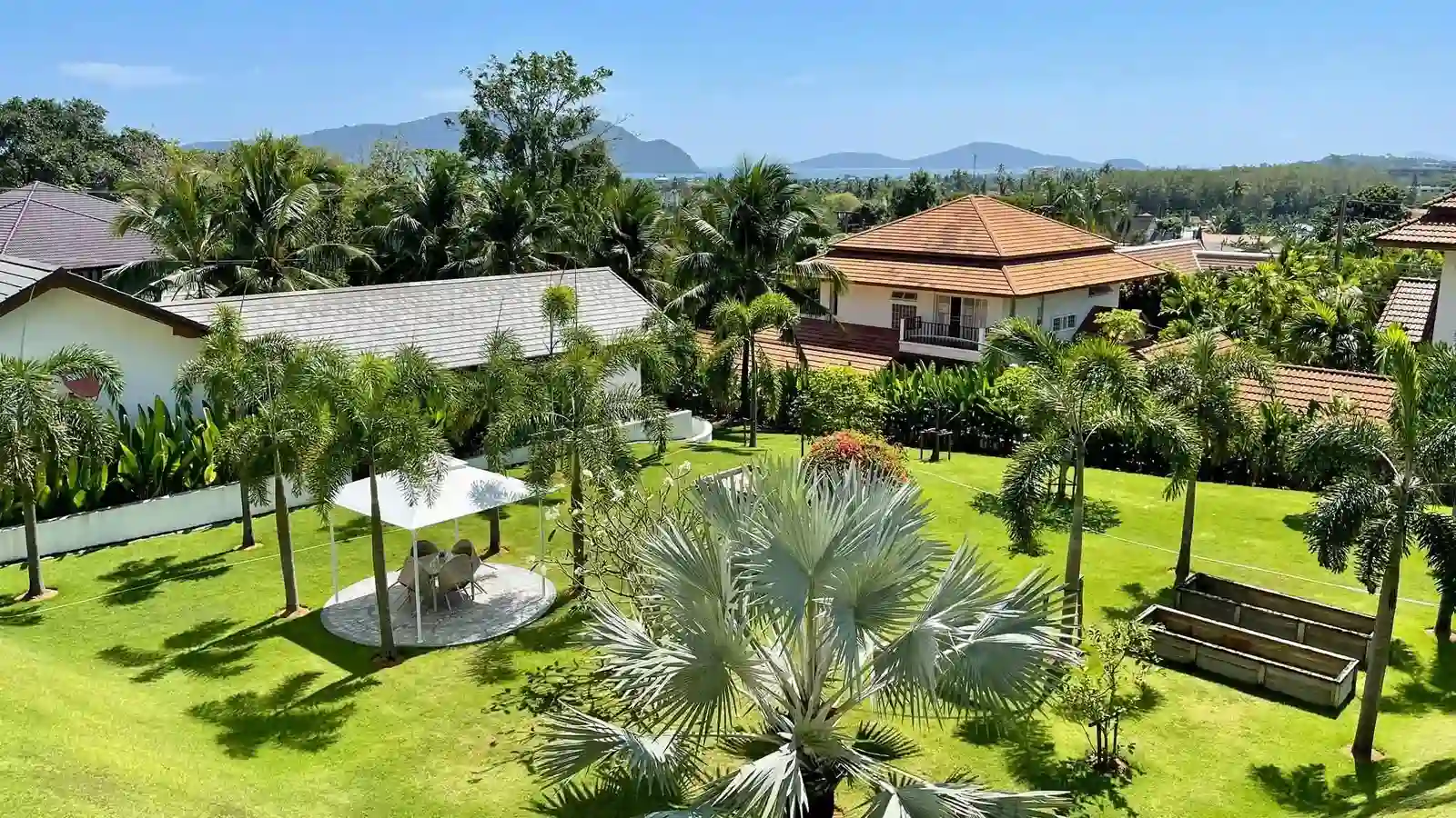 4 bedroom villa for rent in Rawai Phuket with private swimming pool and tropical garden