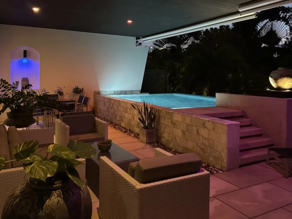 Appartement Mandala de 2 chambres à vendre à Bang Tao, Phuket, avec piscine privée et terrasse extérieure.
