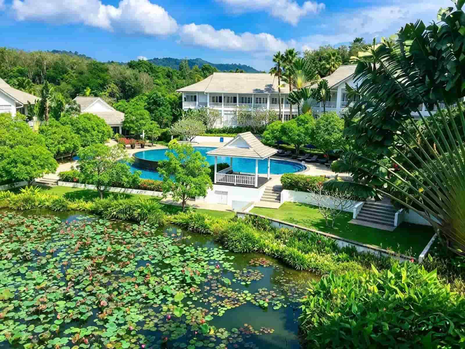Appartement 2 chambres à louer à Phuket, Ocean Breeze Layan – entièrement rénové, avec jardin tropical et vue sur le lac